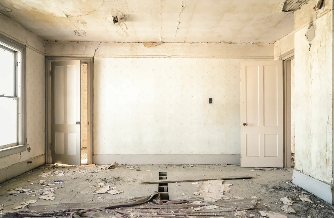 Waste disposal crew managing a cleanout project in Cheval